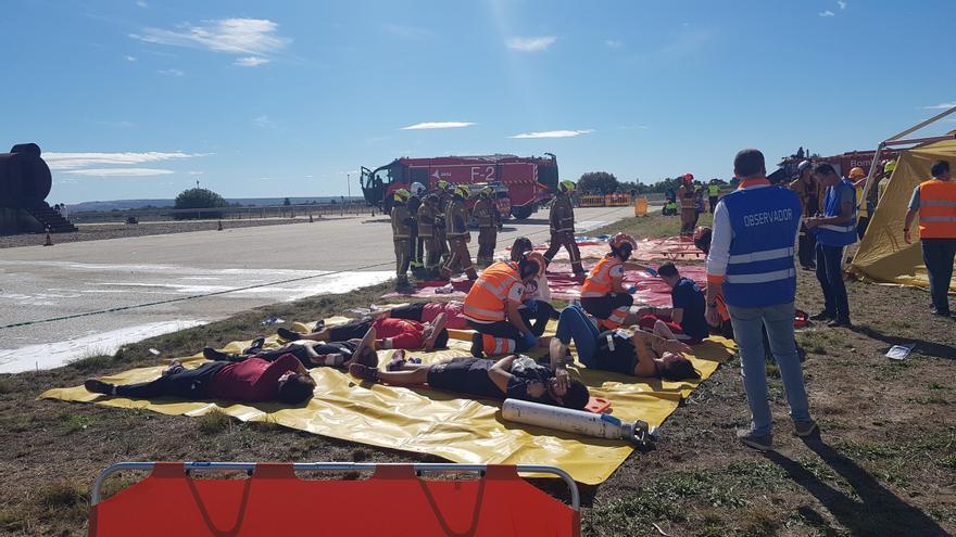 Simulacro de accidente en el aeropuerto de Alicante-Elche con actores simulando ser víctimas