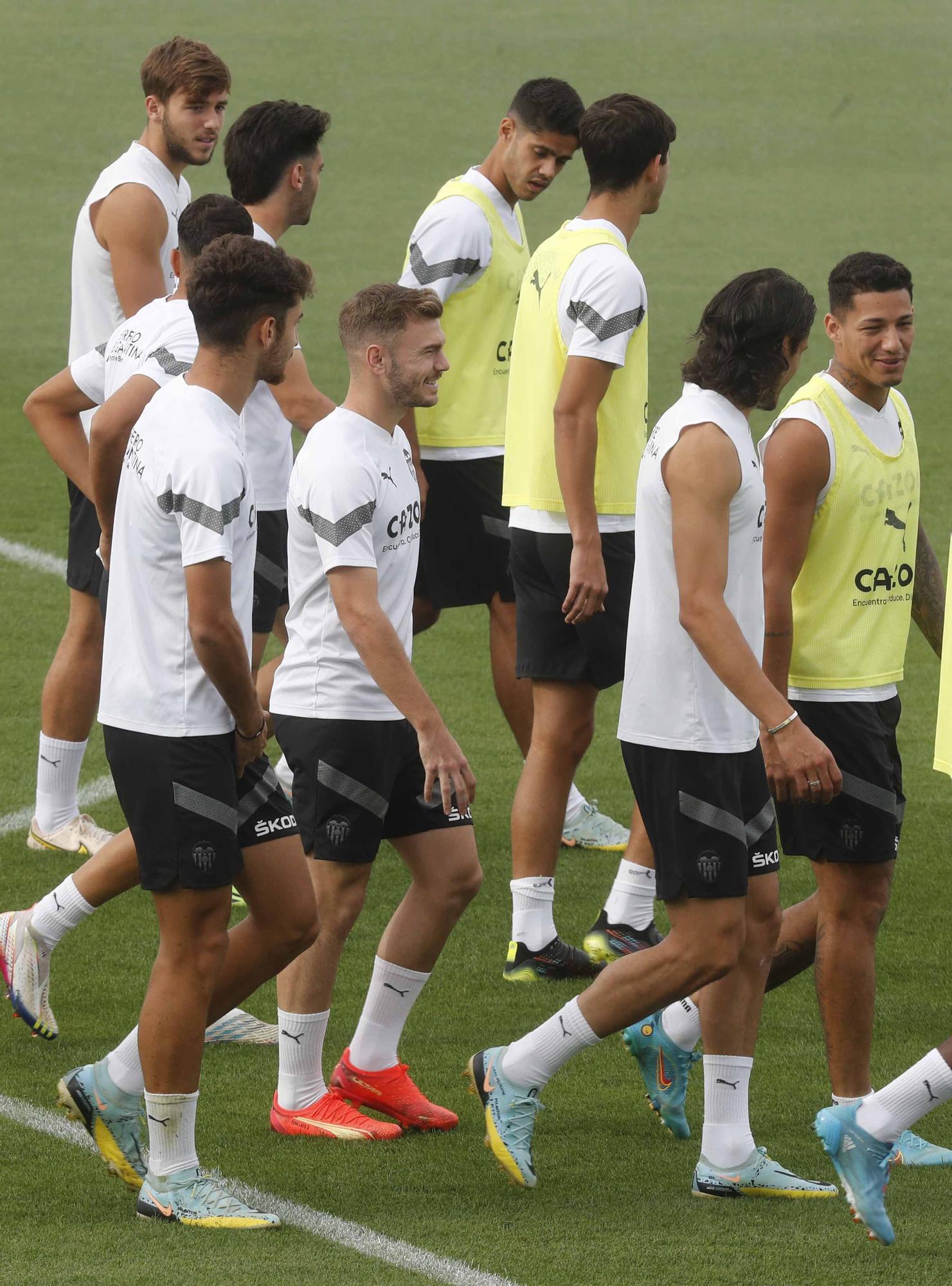 Sesión de entrenamiento para el Valencia a tres dias de jugar contra el Barça