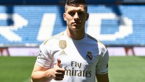 El delantero serbio Luka Jovic en su presentación con el Real Madrid.