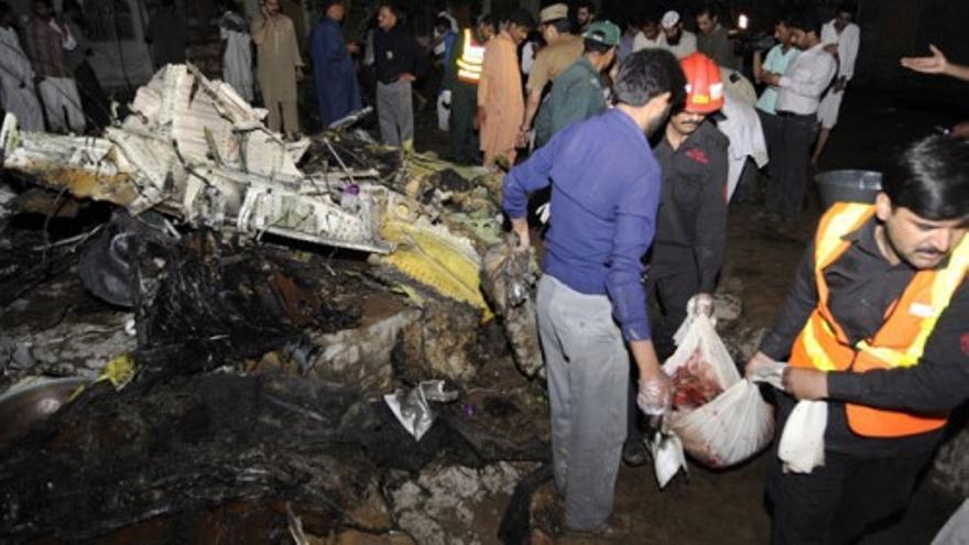 127 personas mueren en un accidente de avión en Pakistán