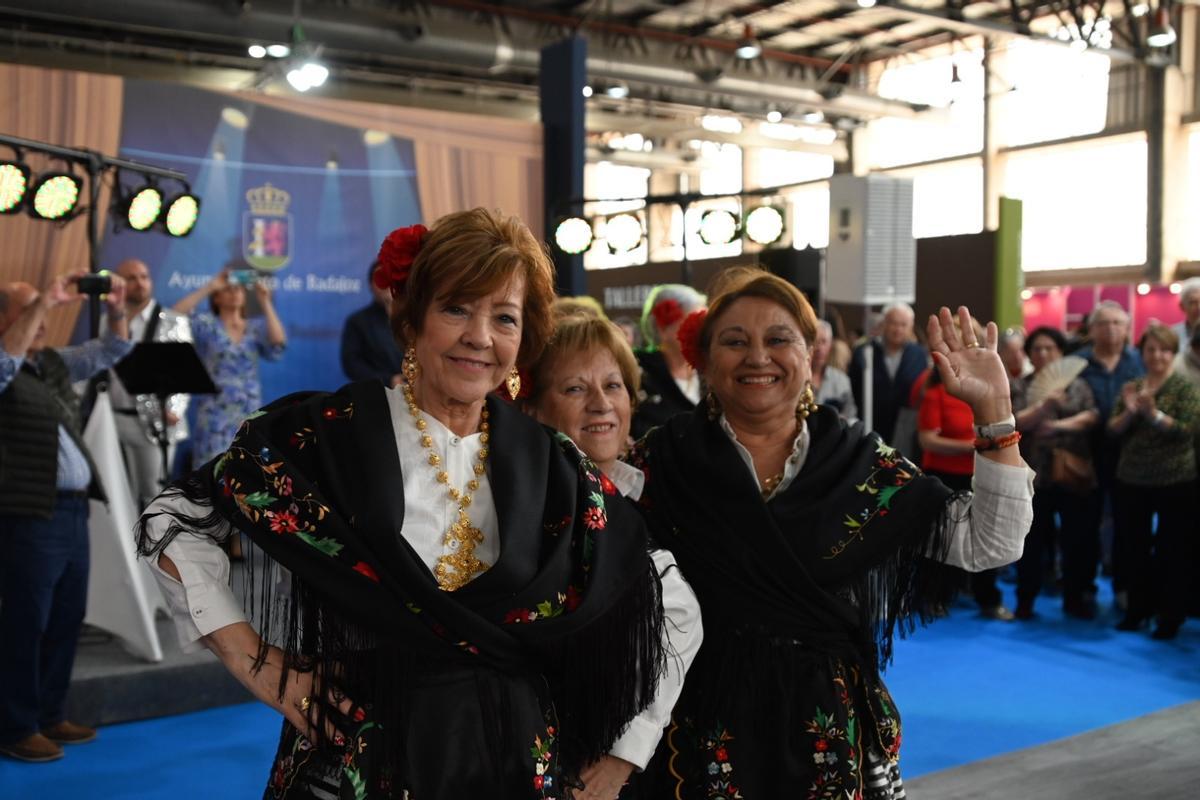Tres usuarias del centro de mayores de La Paz se divierten en la pista de baile.
