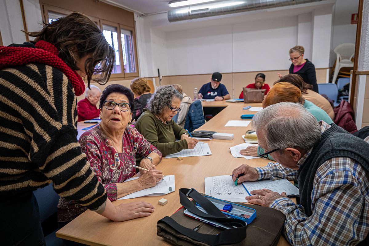 Clases en la escuela popular para adultos de la asociación Martinet Solidari, que imparte educación continua a adultos ante la falta de una escuela oficial