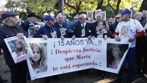 Familiares y amigos de la joven sevillana Marta del Castillo que fue asesinada el 24 de enero de 2009, se concentran este miércoles ante las puertas de la Audiencia de Sevilla, cuando se cumple 15 años de este suceso.