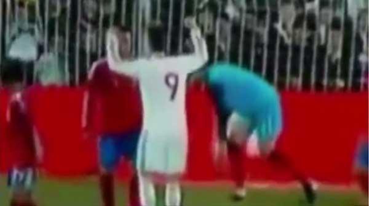 L’excentral de l’Espanyol va ser expulsat durant el partit de la selecció sub-21 per pegar amb un cop de puny a la cara a Nicki Billie, jugador de Dinamarca, mentre celebrava un gol del seu equip.