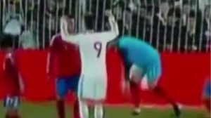 L’excentral de l’Espanyol va ser expulsat durant el partit de la selecció sub-21 per pegar amb un cop de puny a la cara a Nicki Billie, jugador de Dinamarca, mentre celebrava un gol del seu equip.