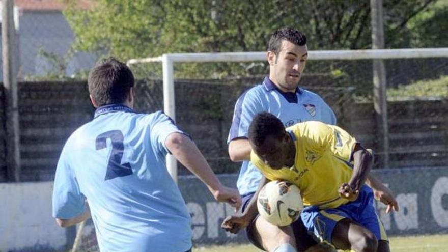 El africano Ahmed pugna por la posesión con la defensa del Matamá. // Noé Parga