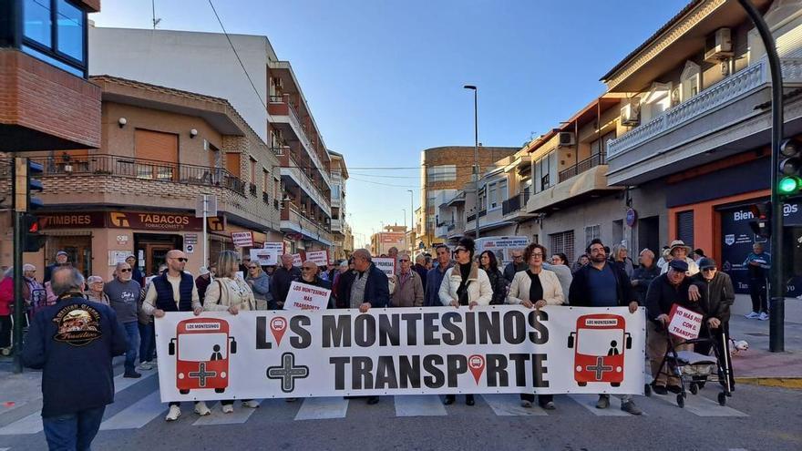 Los Montesinos reclama a la Generalitat con una protesta más transporte público