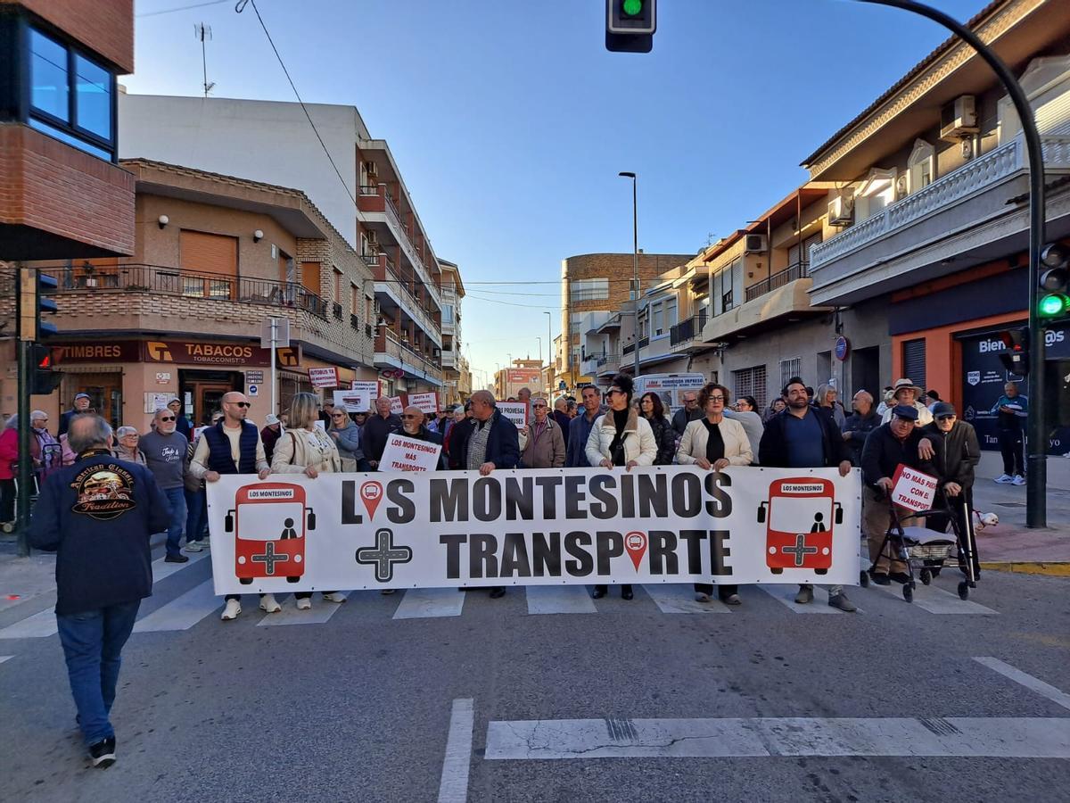 Protesta, este viernes, en Los Montesinos para reclamar más transporte