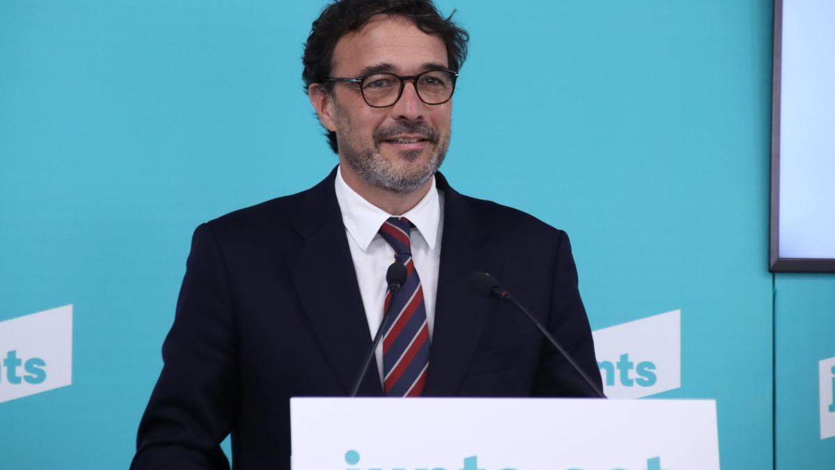 El portaveu de Junts, Josep Rius, en roda de premsa des de la seu del partit