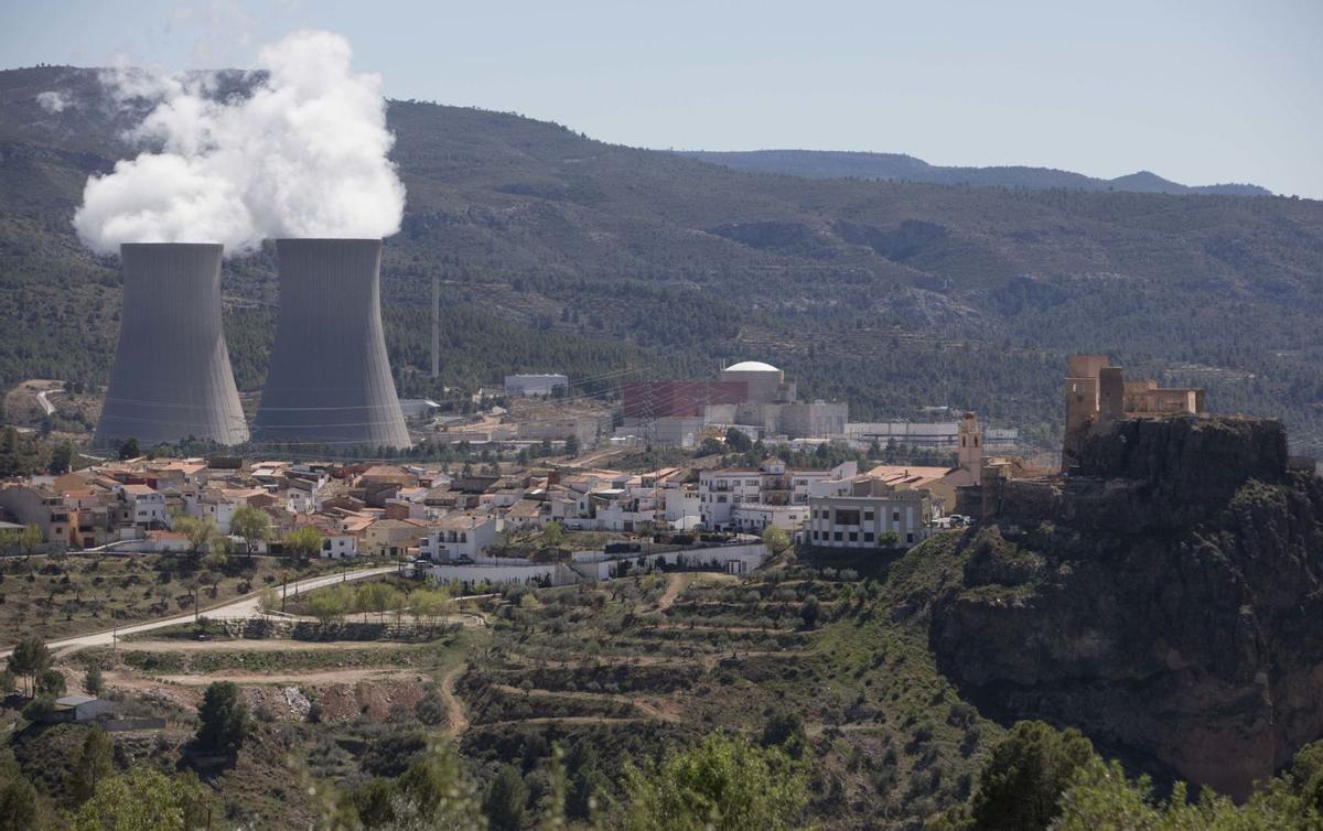 Vista de Cofrentes y la central nuclear.