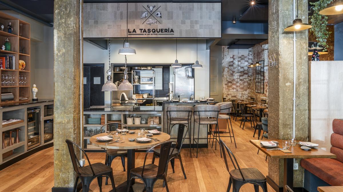 La cocina, vista desde la sala de La Tasquería.