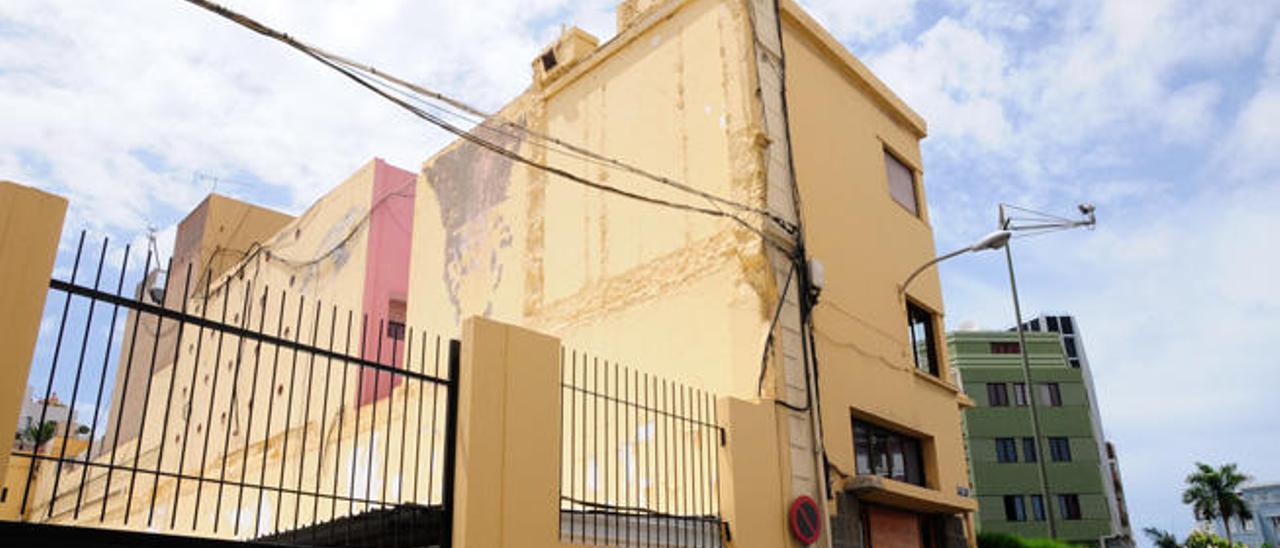 Desde la calle se observa el mal estado en que se encuentra la casona de la esquina que forman las calles Bravo Murillo y Pérez Galdós.