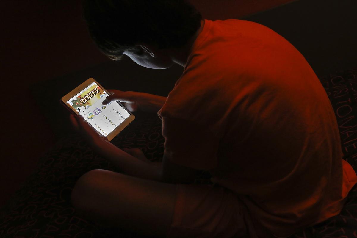 Un menor, jugando en una página de apuestas 'online'.