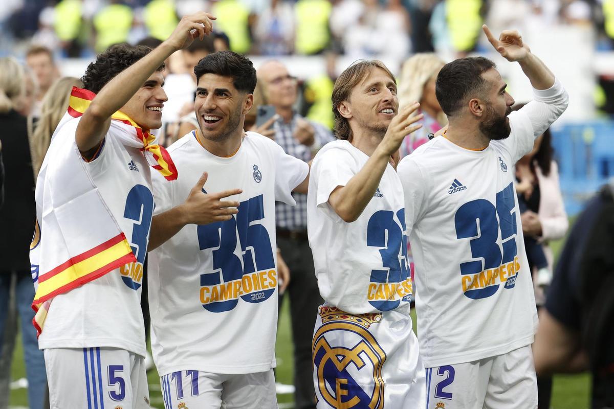 MADRID, 30/04/2022.- Los jugadores del Real Madrid celebran el título de Liga, al término del partido de Liga en Primera División ante el RCD Espanyol que han disputado este sábado en el estadio Santiago Bernabéu, en Madrid. EFE/Chema Moya