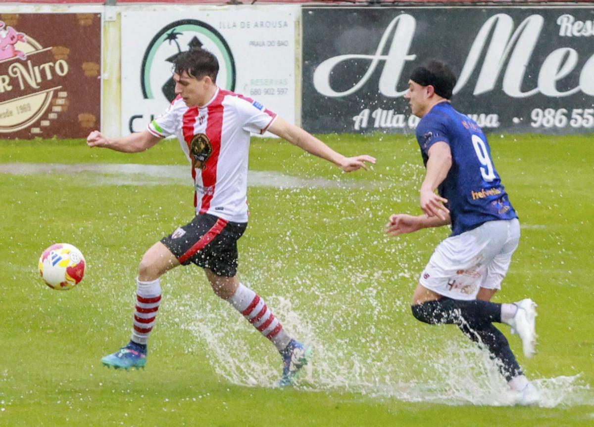 Edu Taboada persigue a un rival en el Céltiga-Estradense suspendido por el temporal. | IÑAKI ABELLA