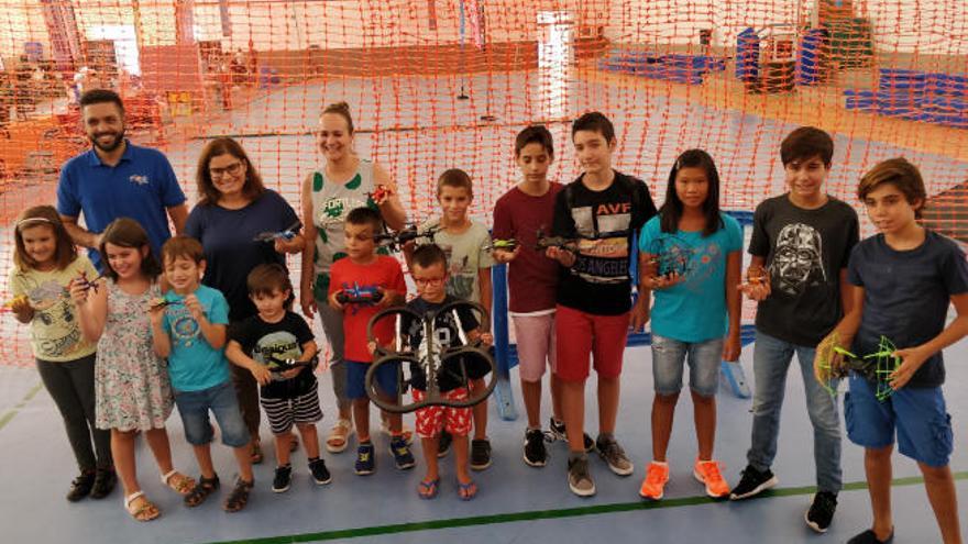 Menores presentando los drones que hicieron volar durante la edición del año pasado.