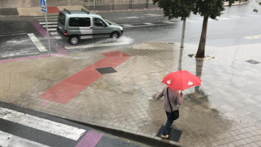 Caminando bajo la lluvia en el centro de Elda