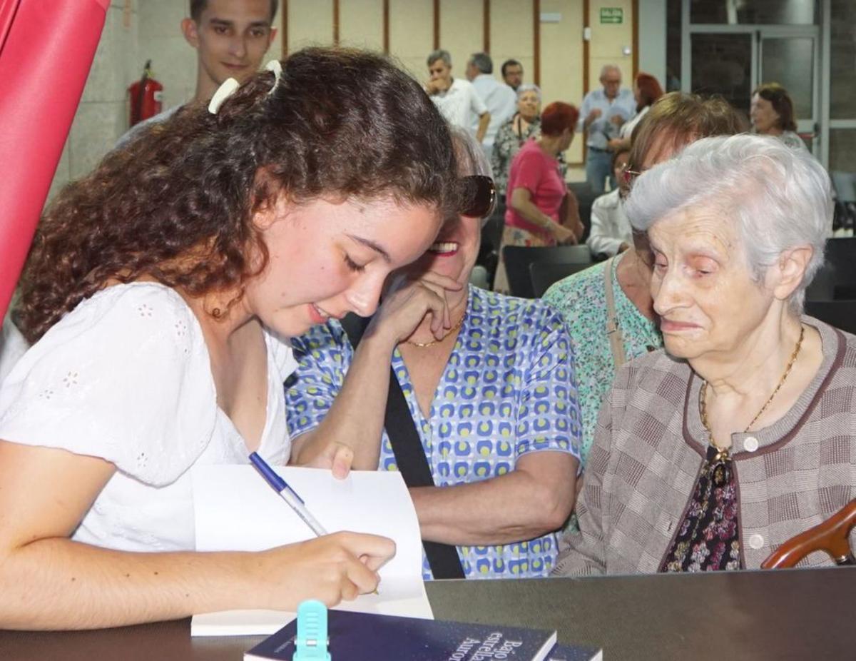 La escritora Isabel González Barros firma  uno de sus ejemplares. | CH. S.