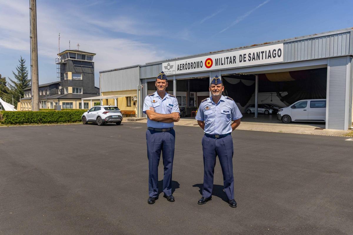 El coronel Juan Pedro Velázquez-Gaztelu, jefe saliente del Aeródromo Militar de Santiago, y su sucesor, el coronel Luis Borque Torres