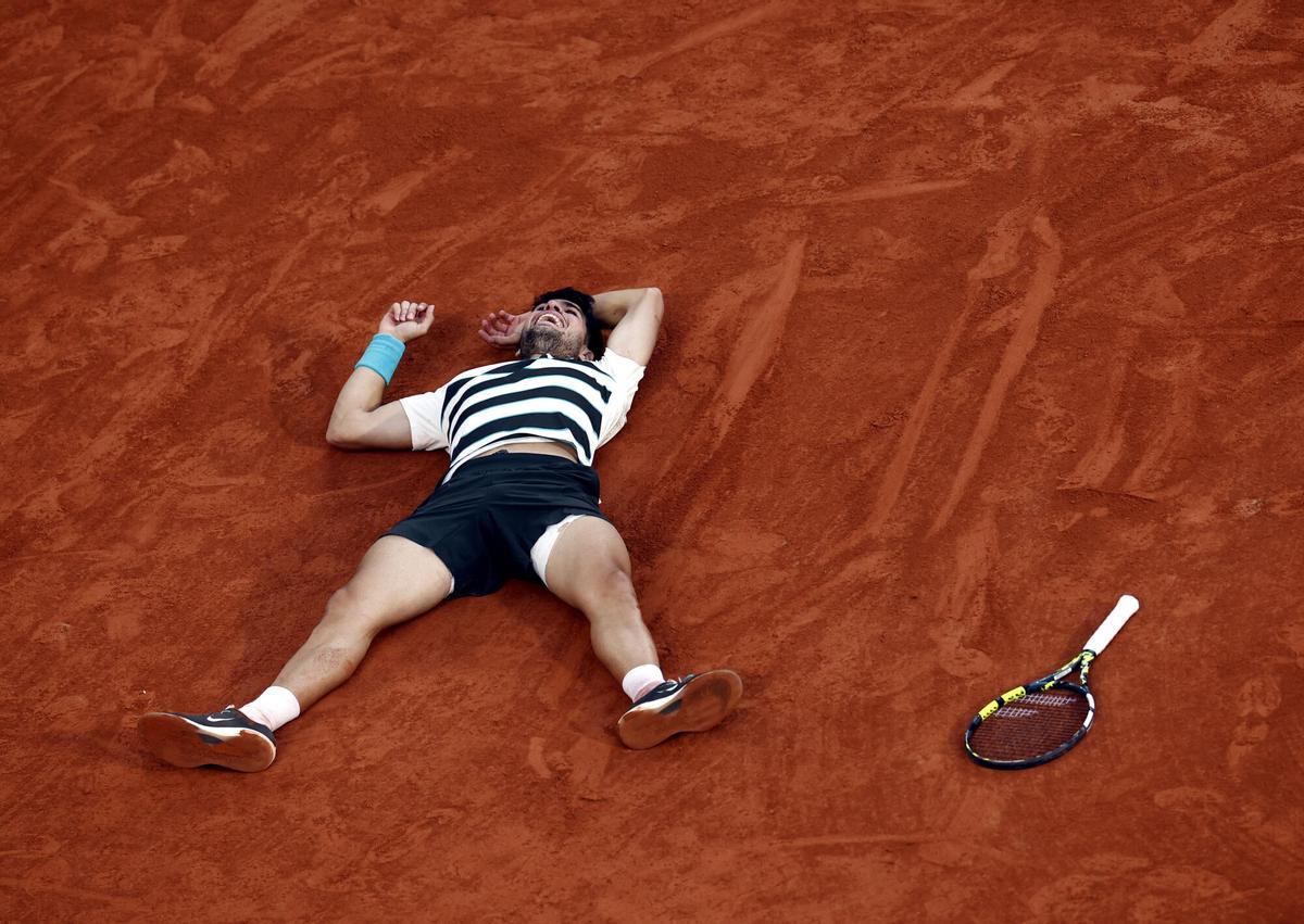 El tenista espa?ol Carlos Alcaraz tras la final de Roland Garros que ha jugado contra el italiano Jannik Sinner en Par?is, Francia. EFE/EPA/YOAN VALAT