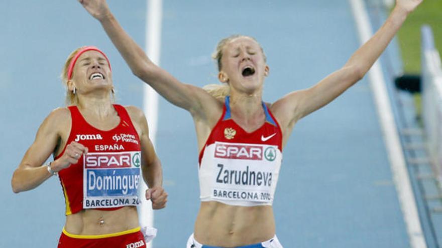 La atleta española Marta Domínguez (izquierda) y la rusa Yuliya Zarudneva (derecha) durante la final de 3000 m. obstáculos en el Campeonato de Europa de Atletismo Barcelona 2010.