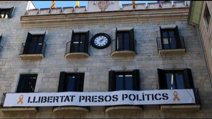 Girona no traurà fins dilluns la pancarta dels «presos polítics» tot i que la Junta Electoral ho vol en 24 hores