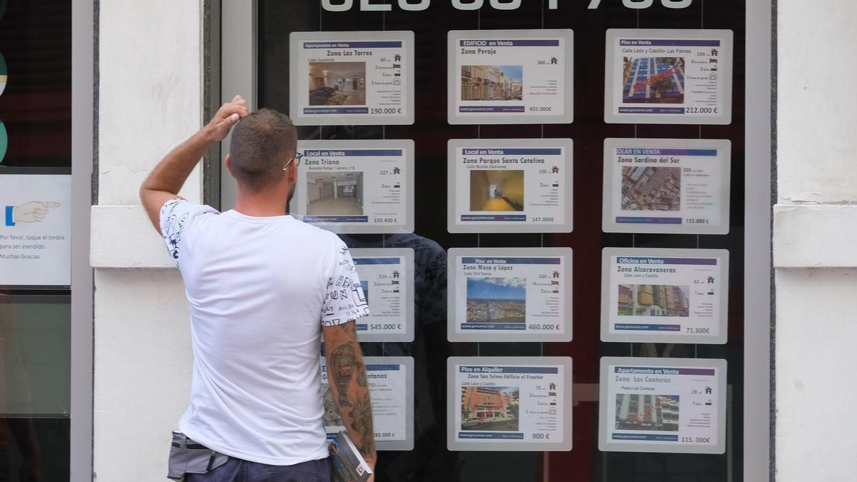 Una persona observa los carteles en una inmobiliaria en Las Palmas de Gran Canaria.