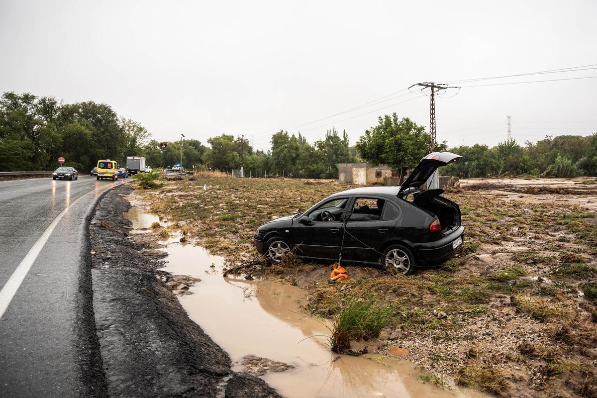 Ein Auto steht im Schlamm am Straßenrand in der Nähe der Gemeinde Aldea del Fresno in Madrid. Der Südwesten der Region Madrid wurde am Wochenende von einem Unwetter heimgesucht, bei dem sintflutartige Regenfälle zu Überschwemmungen führten.