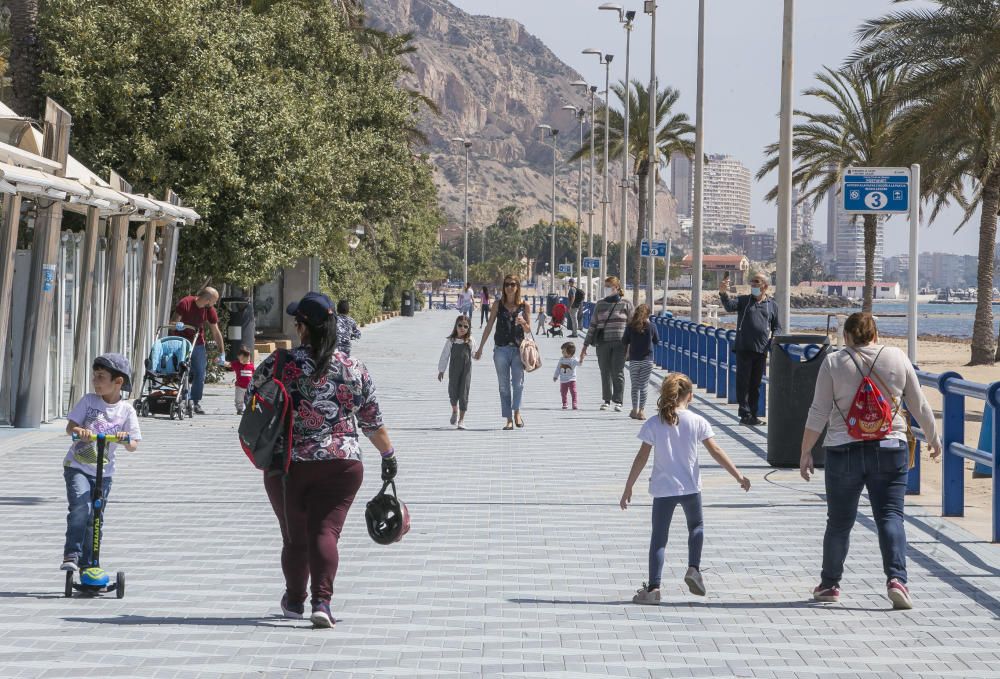 Los más pequeños salen del confinamiento después de más de 40 días pero un gran número de familias salen enteras y no se respeta la distancia de seguridad.