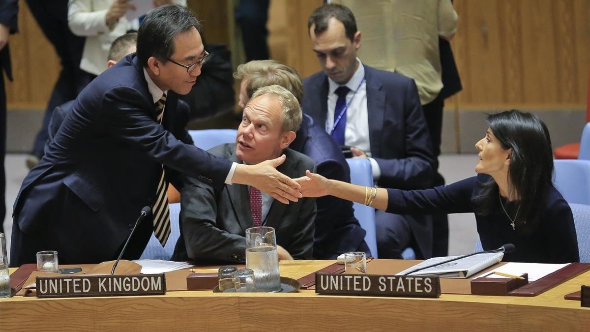 Cho Tae-yui (izq), embajador de Corea del Sur en la ONU, saluda a sus homólogos de EEUU, Nikki Haley (derecha), y del Reino Unido, John Rycroft, el 4 de septiembre.