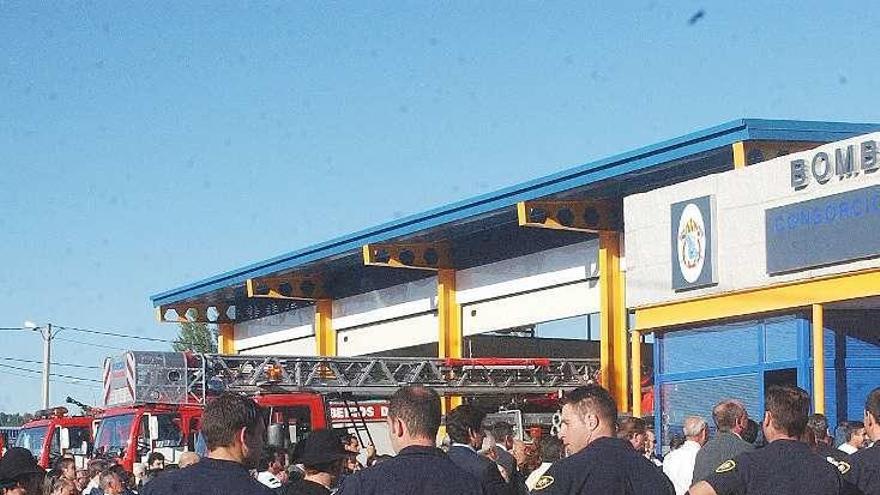 Efectivos del parque de bomberos de Verín. // Iñaki Osorio