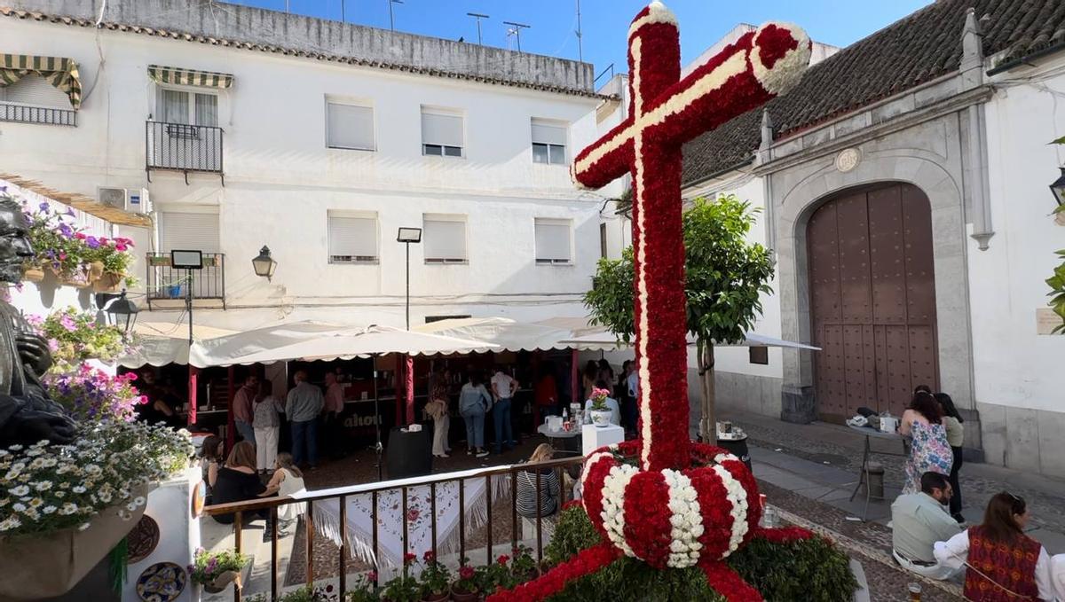 La cruz, compuesta por más de 2.700 claveles, recrea la que se hizo en 1974.