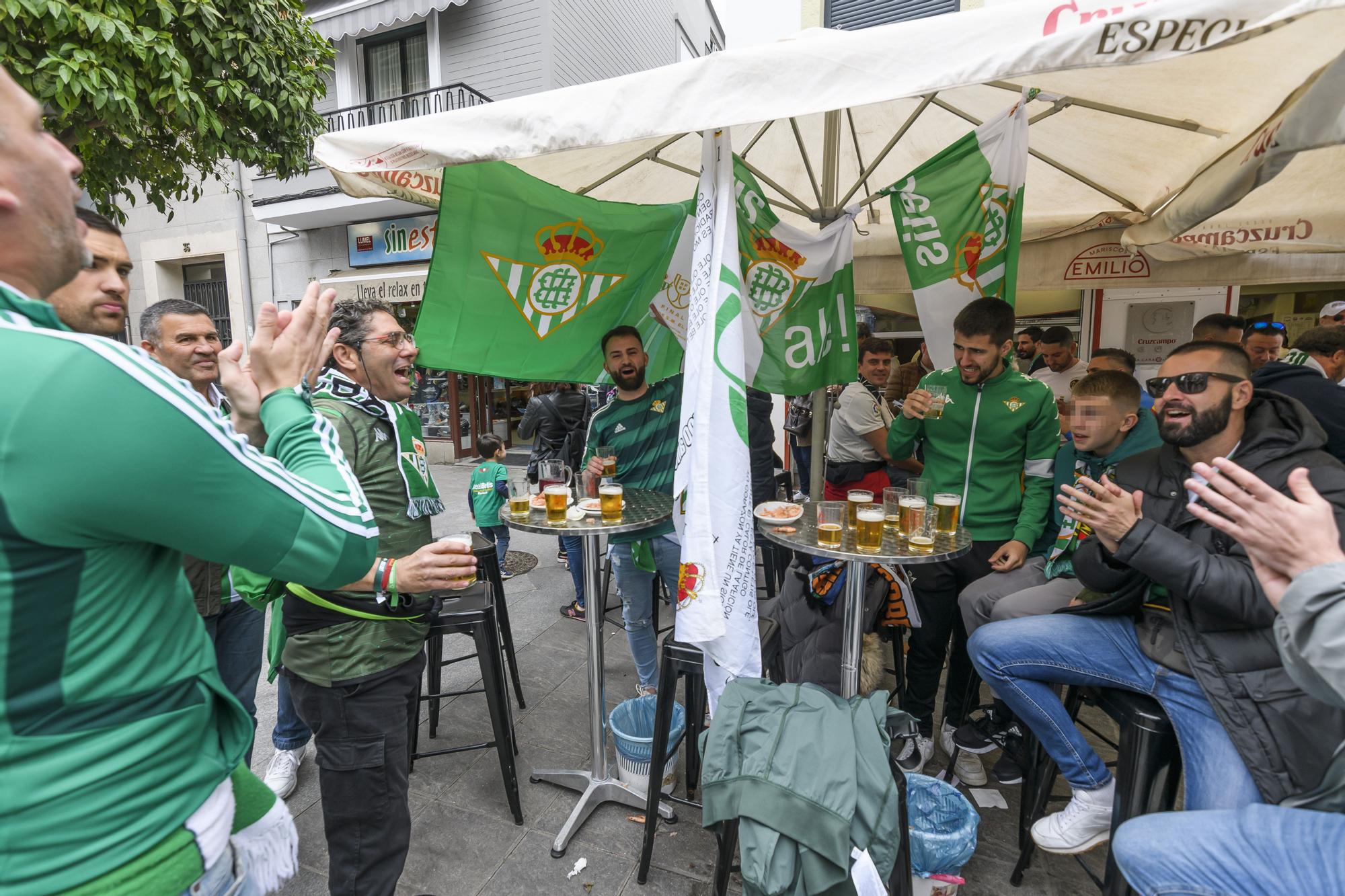 Aficionados aguardan en Sevilla el inicio de la final de la Copa del Rey entre el Betis y el Valencia