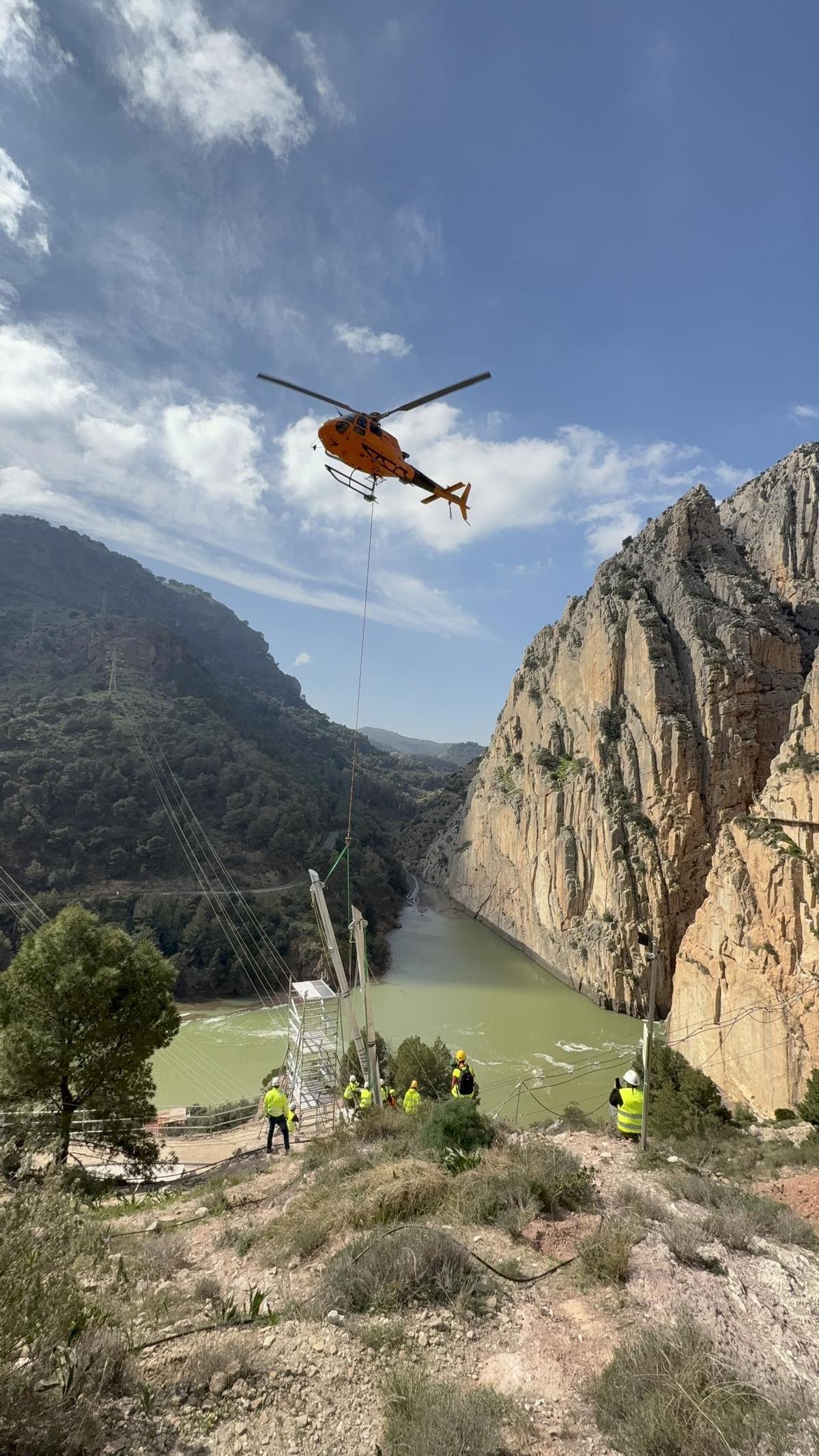 Así se instala el nuevo puente colgante del Caminito del Rey