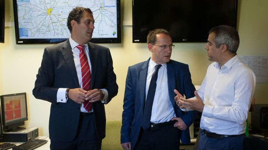 El delegado de la Junta, Castro, y el subdelegado del Gobierno, Blanco, durante su reunión.