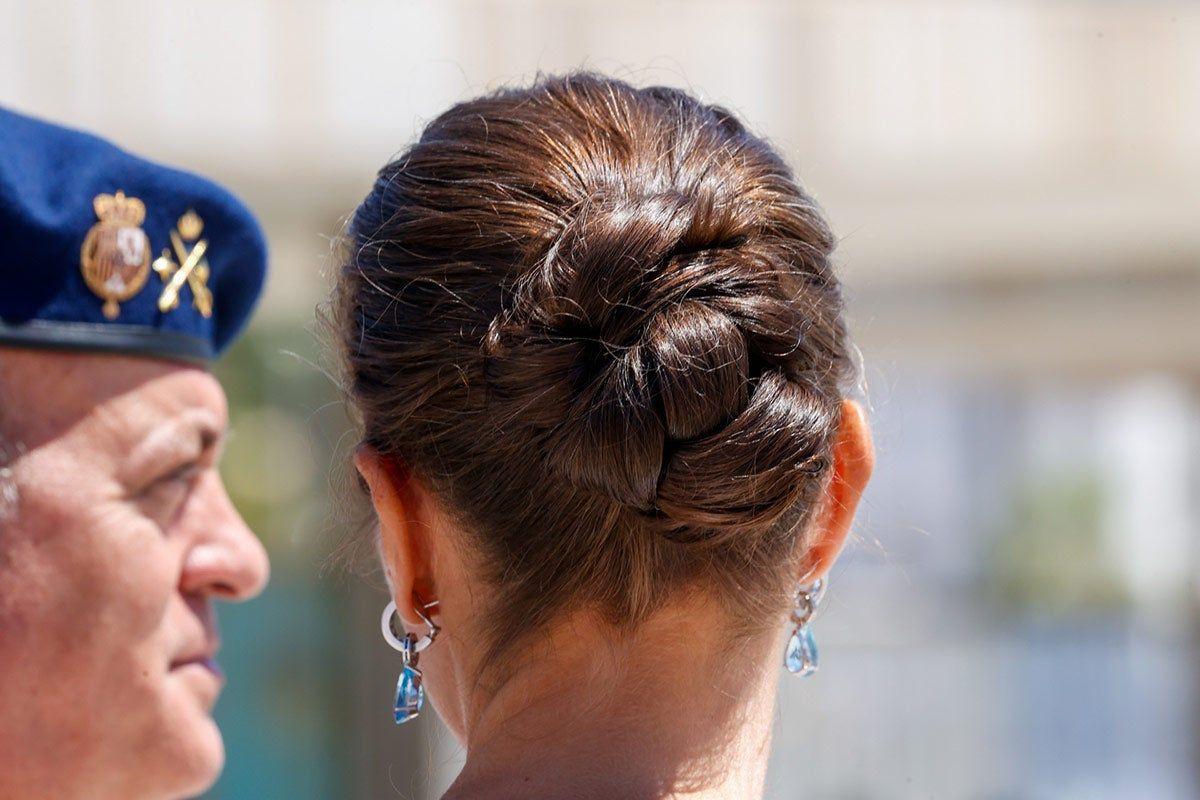 Precioso recogido de la reina Letizia que dejaba al descubierto sus pendientes de aguamarinas