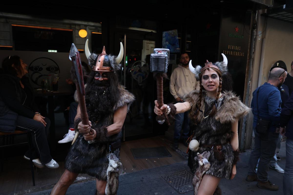 Alicante mantiene el espíritu de Carnaval pese al temporal
