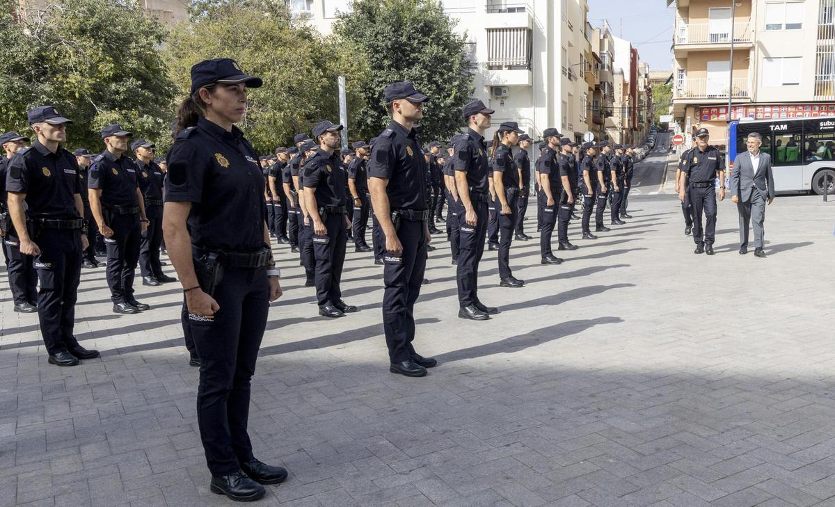 Los agentes en prácticas mientras pasan revista a la formación.
