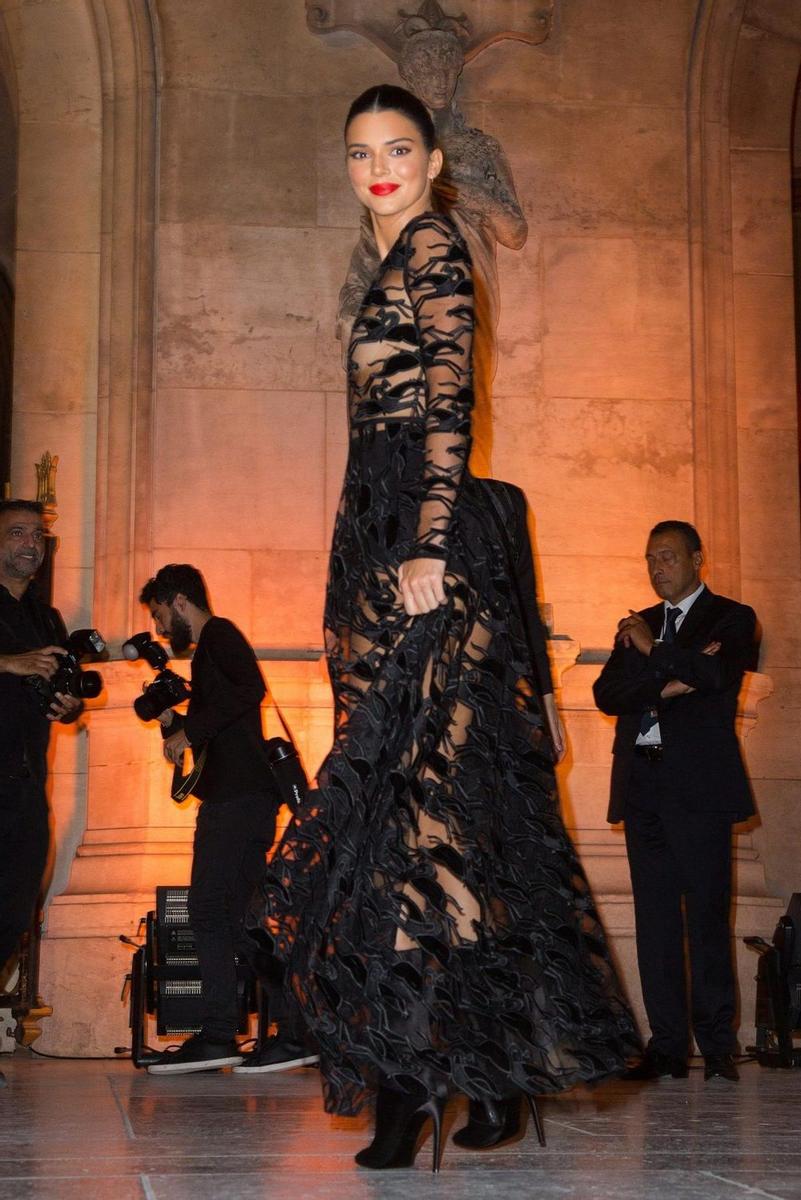 Kendall Jenner llega a la fiesta del 70 aniversario de Longchamp en la Opera Garnier de Paris