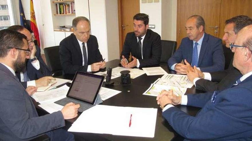 Antidio Fagúndez, Cipriano García y Francisco Prieto Toranzo, reunidos ayer con el presidente de Adif en Madrid.