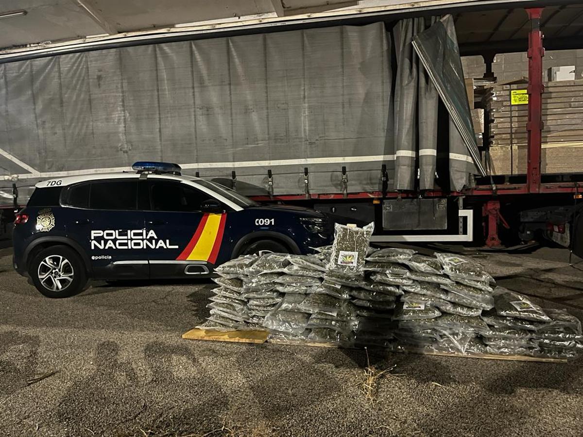 Bolsas con marihuana listas para su distribución incautadas durante un operativo.