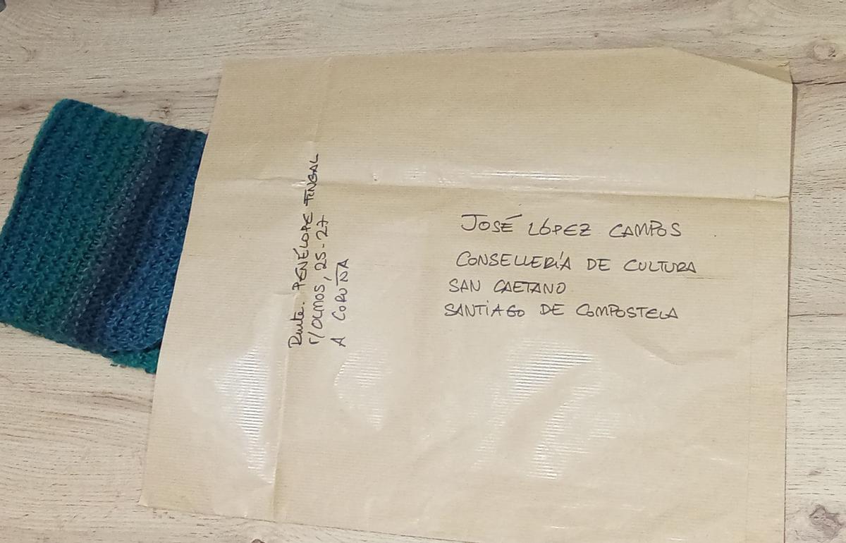 Bufanda enviada ao conselleiro López Campos