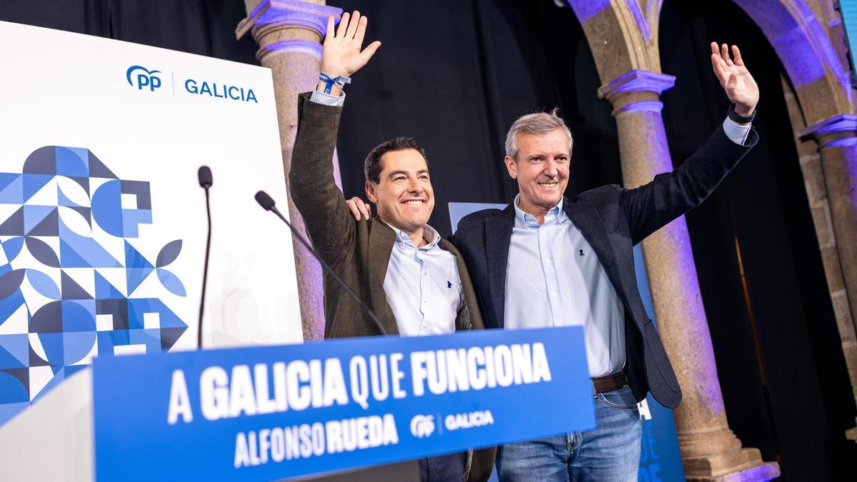 Juanma Moreno y Alfonso Rueda, durante un mitin de campaña, en Santiago de Compostela.