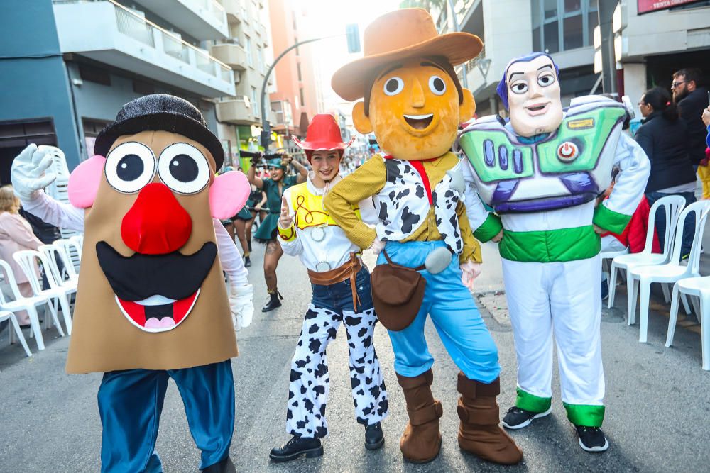 El Desfile Infantil recorrió la calle Ramón Gallud, en el centro de Torrevieja, en uno de los actos más populares de las fiestas patronales en honor a la Purísima