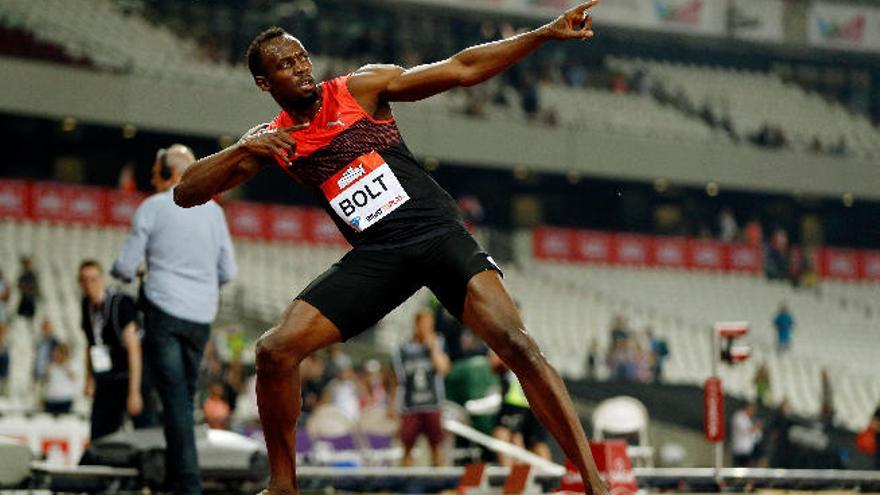 Bolt celebra su victoria en la carrera de los 200 metros.