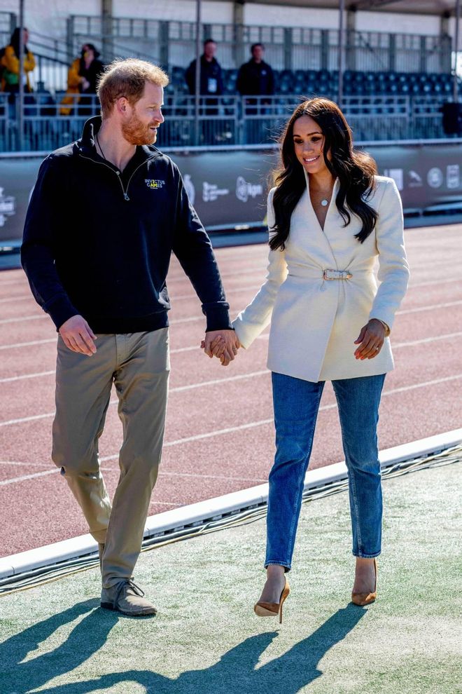 Meghan Markle con chaqueta blanca, vaqueros pitillo y zapatos de tacón