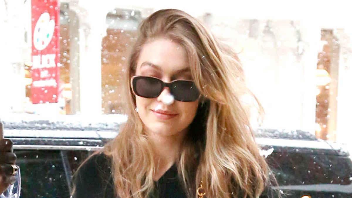 Gigi Hadid finalmente nos dice qué hay en su mini bolso