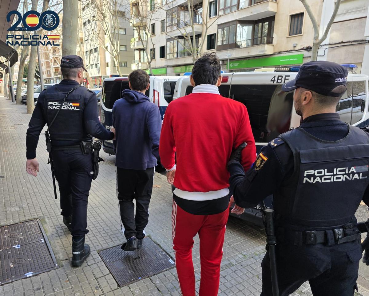 Dos de los detenidos por el violento asalto, esta tarde al ser conducidos a disposición judicial.