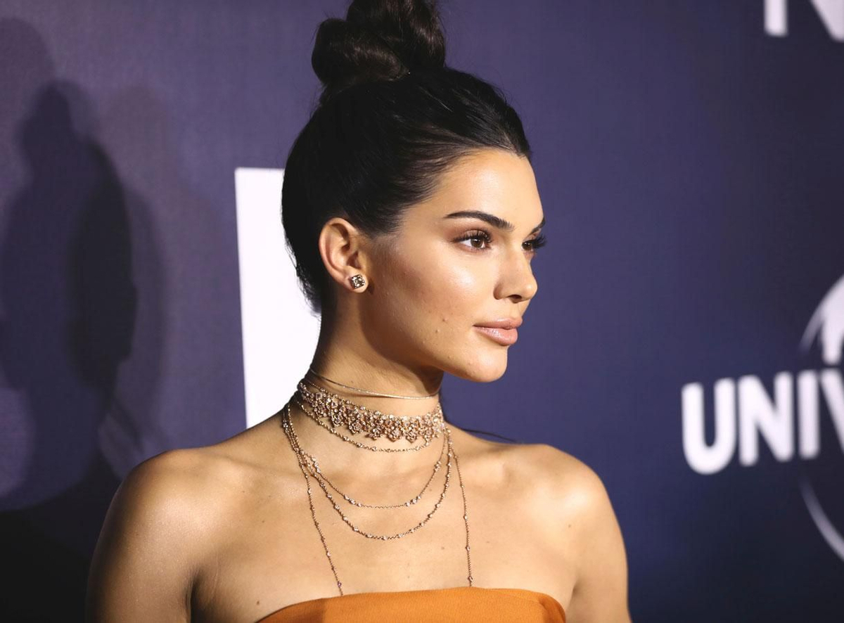 El choker de Kendall Jenner en una fiesta tras los Globos de Oro