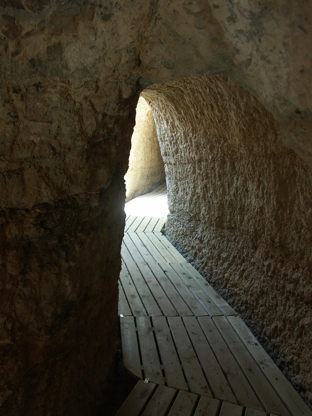 Interior del acueducto romano de Albarracín